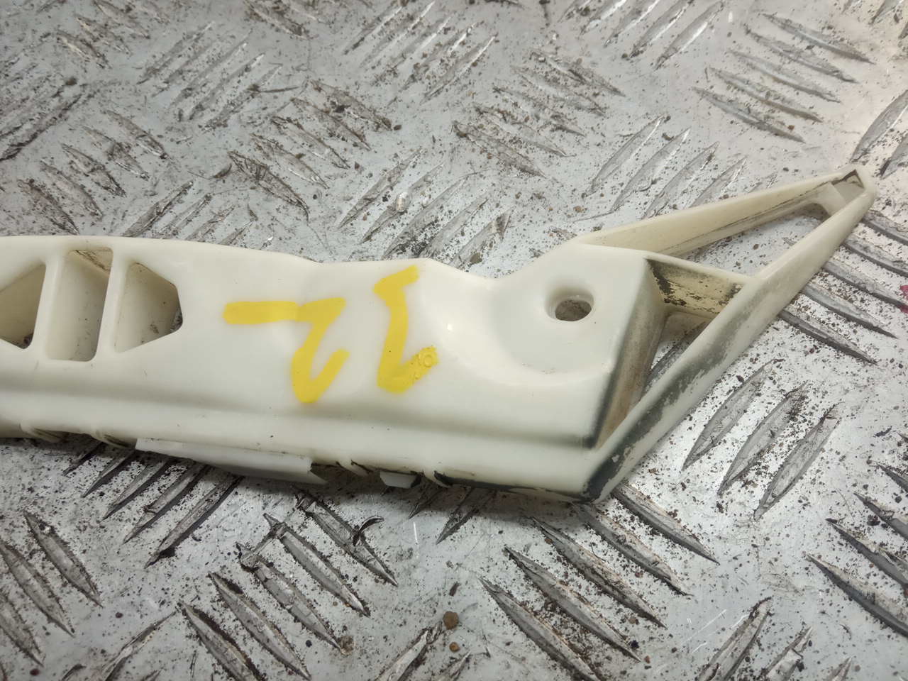 Кронштейн заднего бампера правый