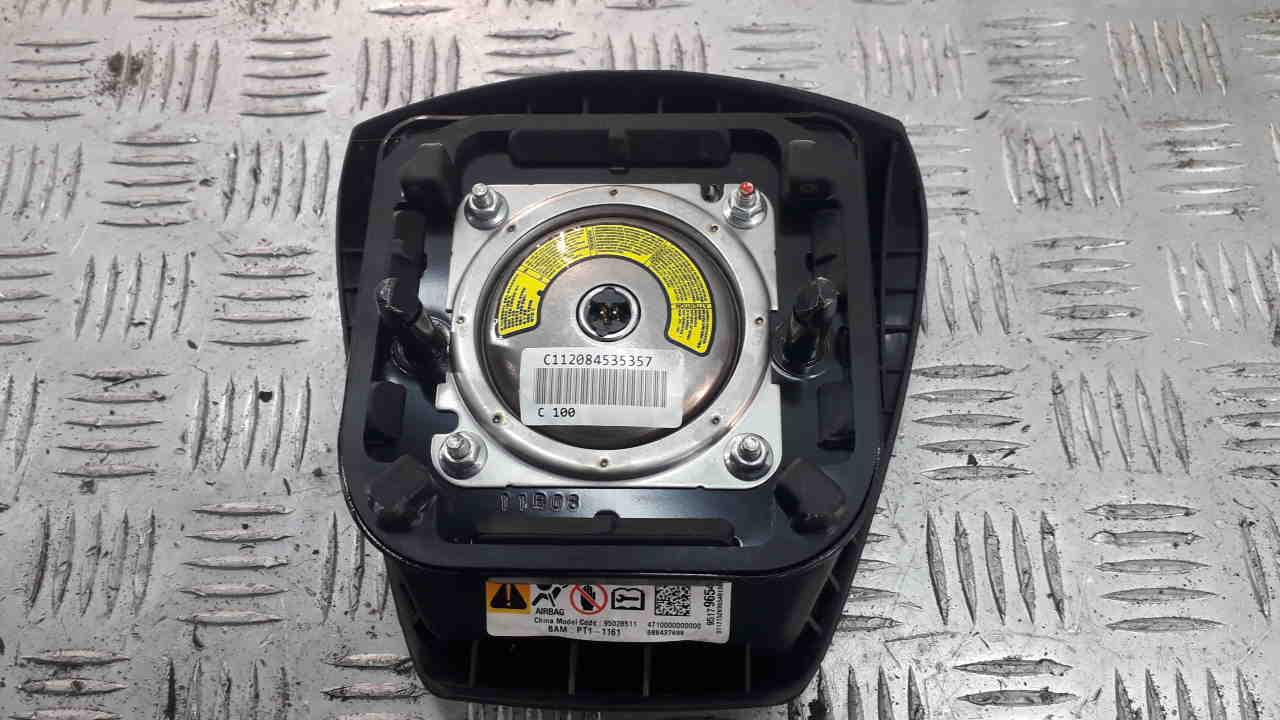 Подушка безопасности в рулевое колесо