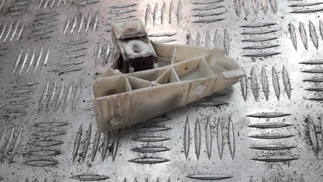 Кронштейн заднего бампера правый