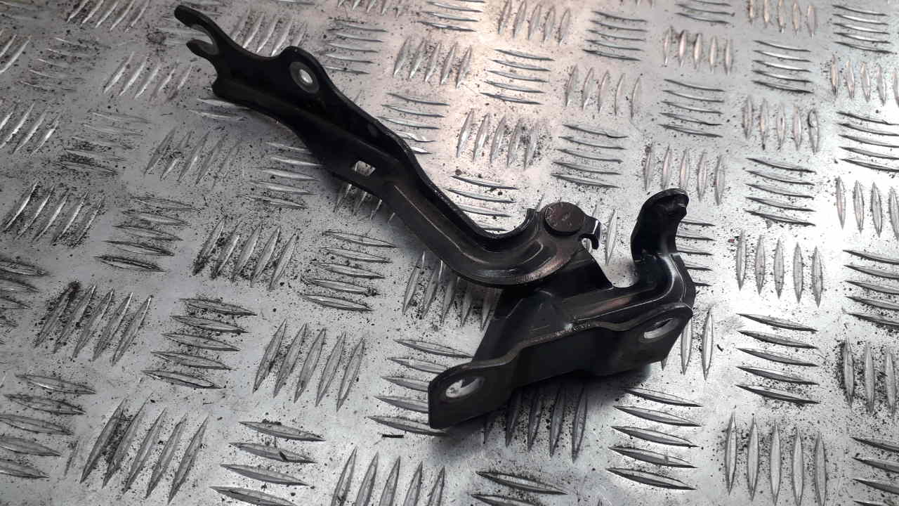 Петля капота правая