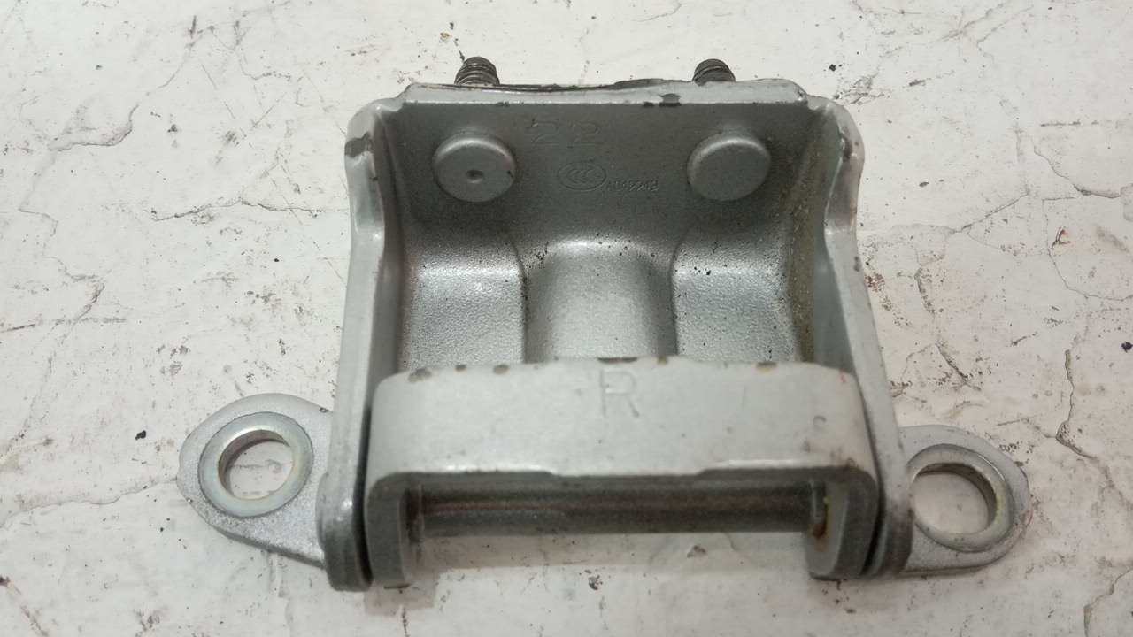 Петля двери багажника