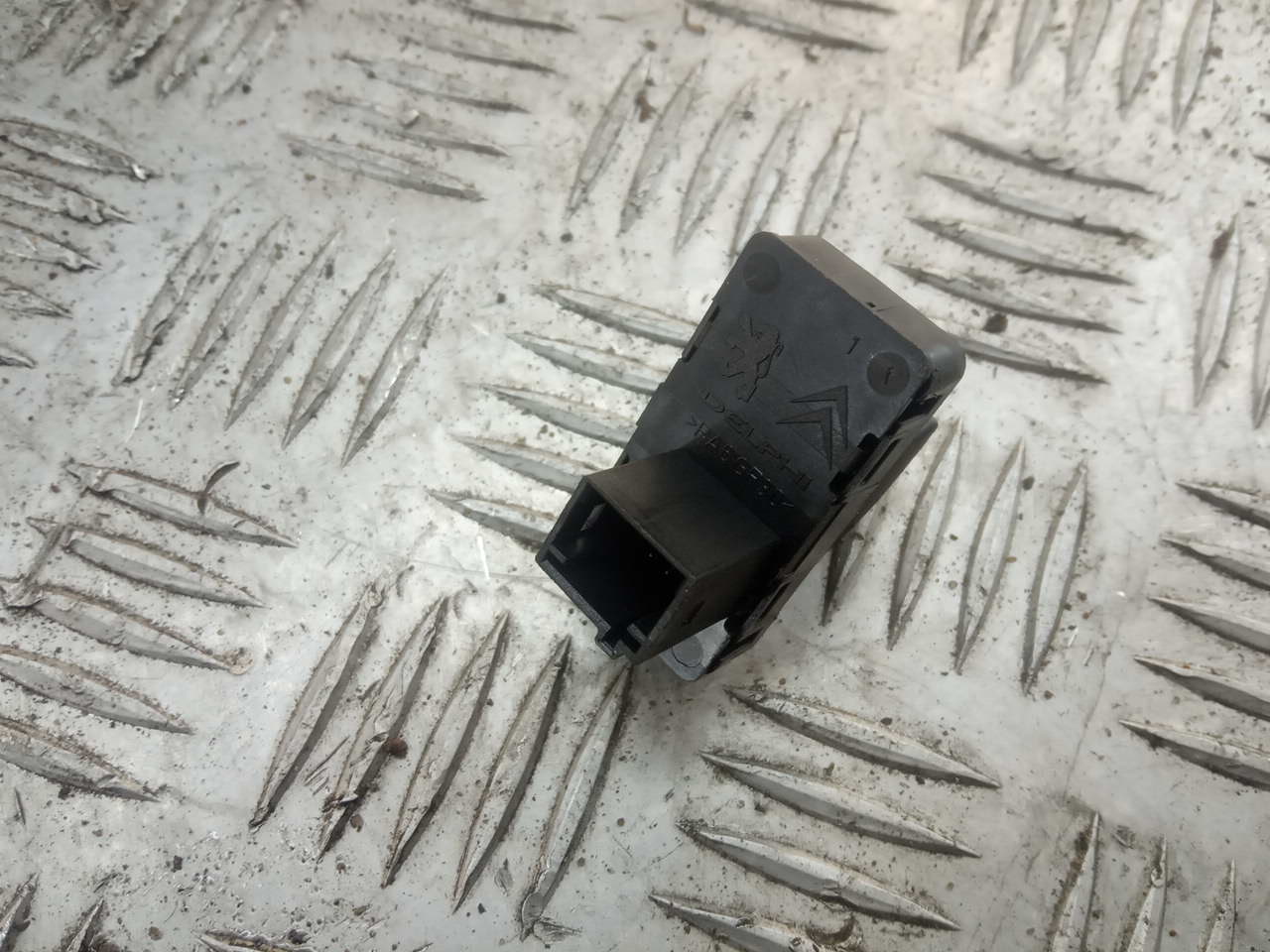 Кнопка стеклоподъемника