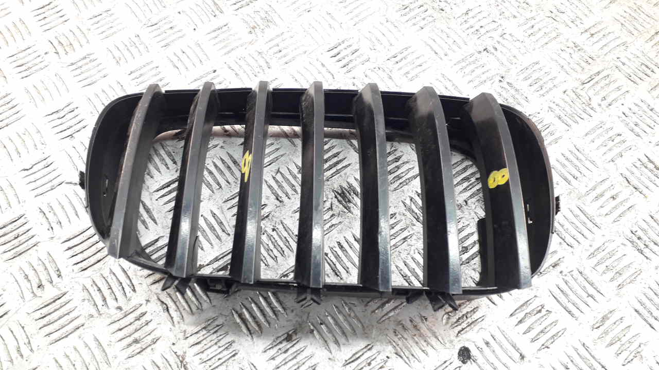 Решетка радиатора правая