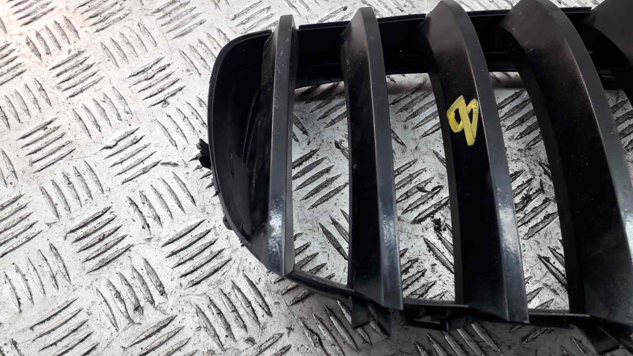 Решетка радиатора правая