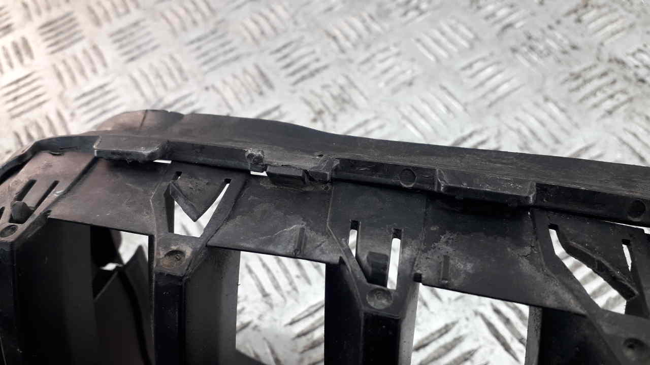 Решетка радиатора правая