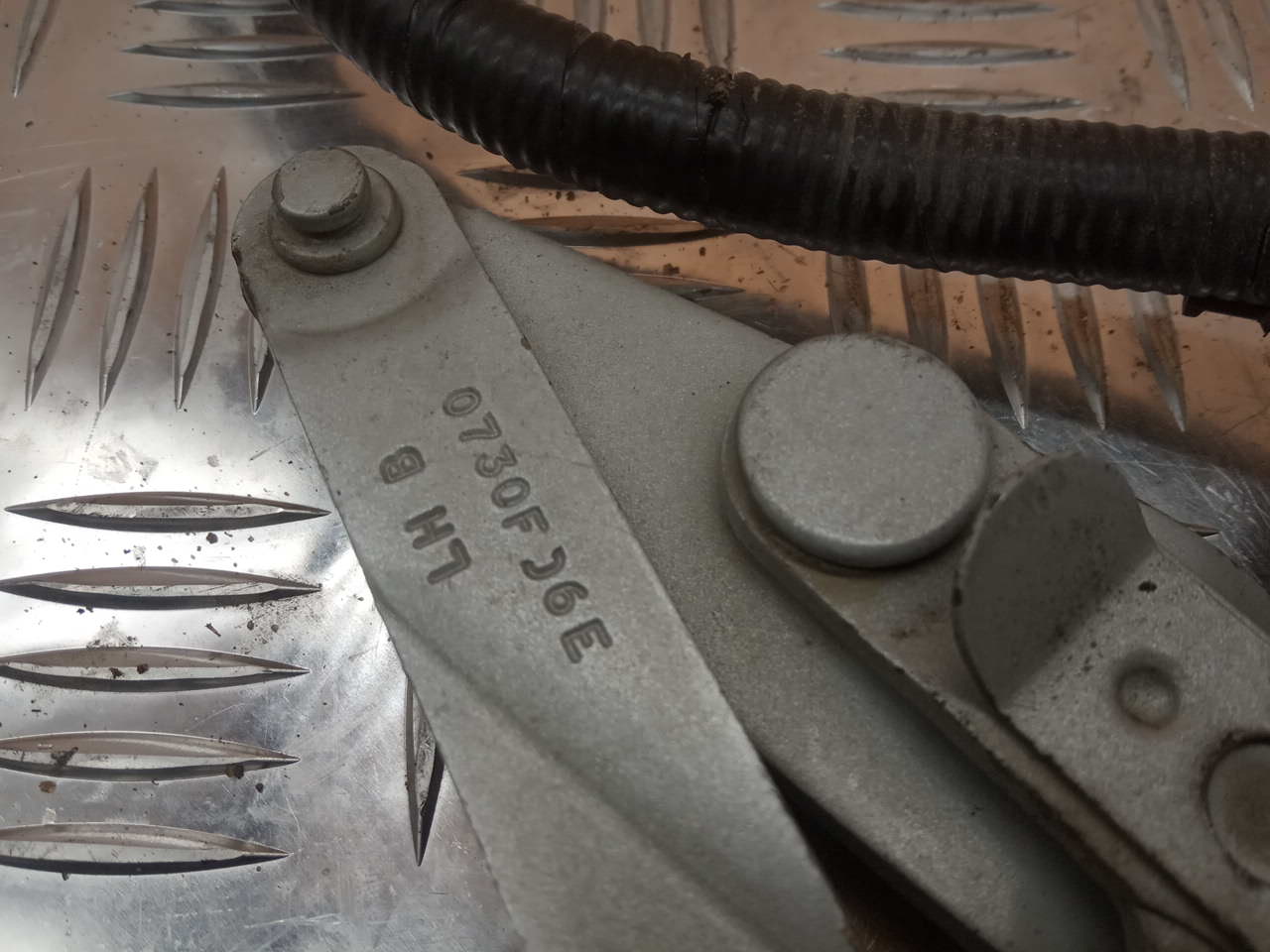 Петля капота левая