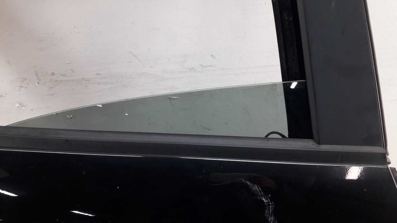 Стекло двери задней правой