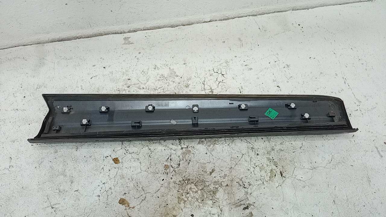 Накладка двери передней левой