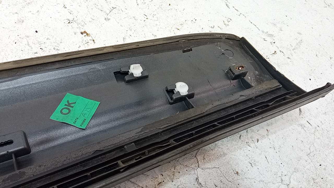 Накладка двери передней левой