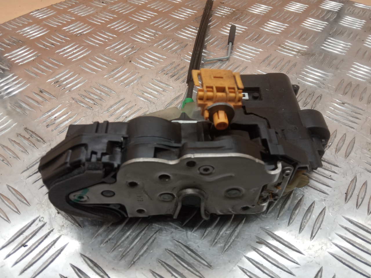 Замок двери задней правой