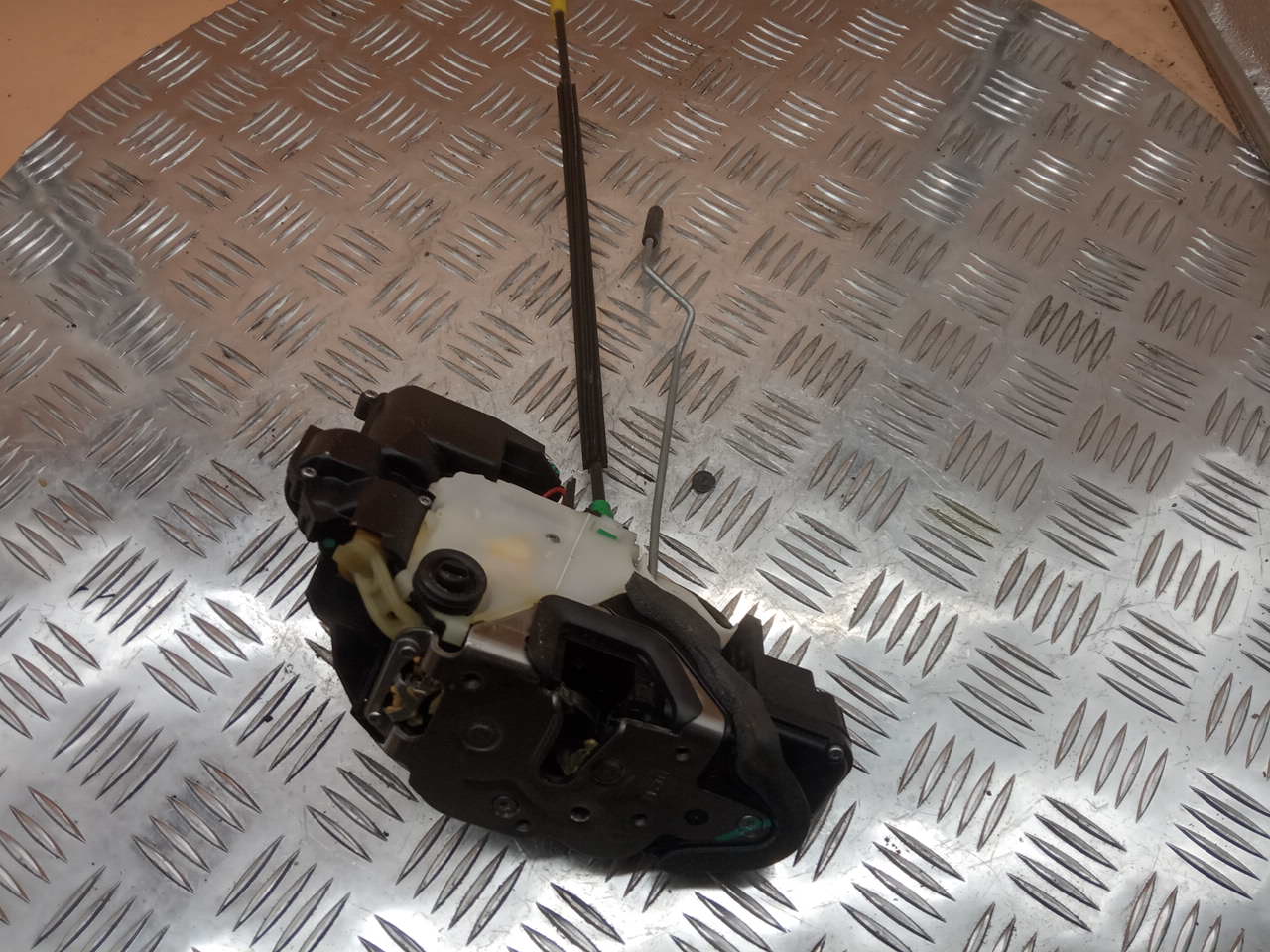 Замок двери задней правой