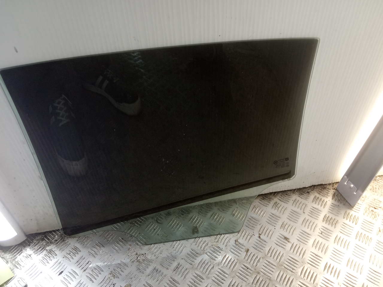 Стекло двери задней правой