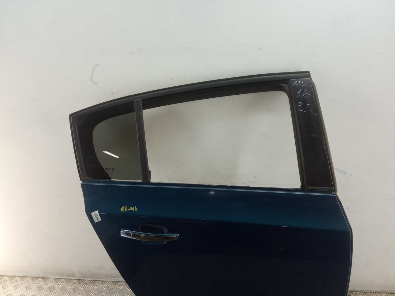 Стекло двери задней правой (форточка)