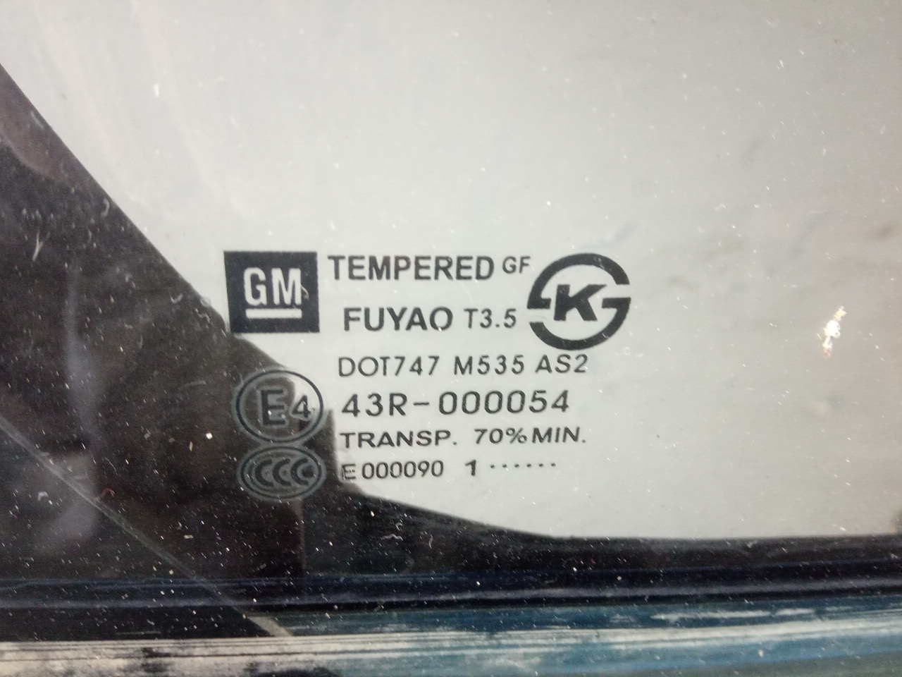 Стекло двери задней правой (форточка)