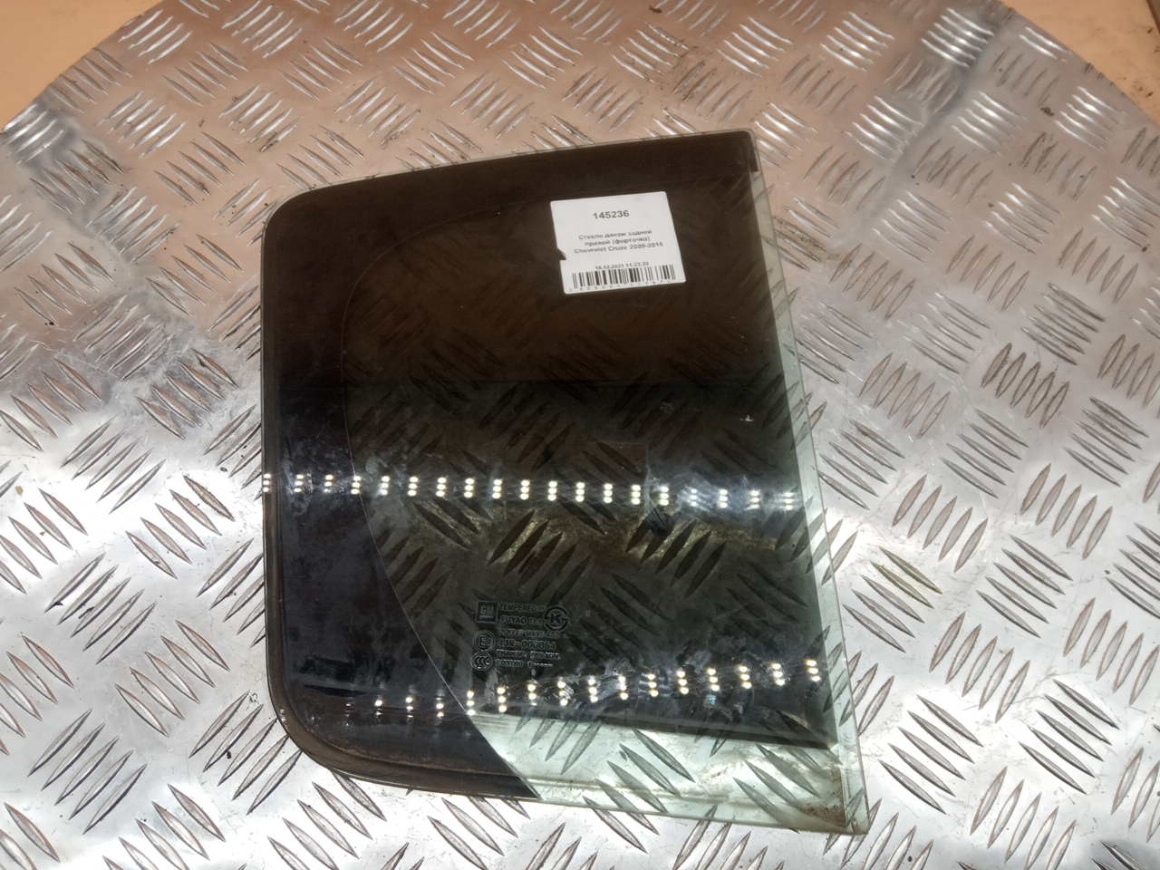 Стекло двери задней правой (форточка)