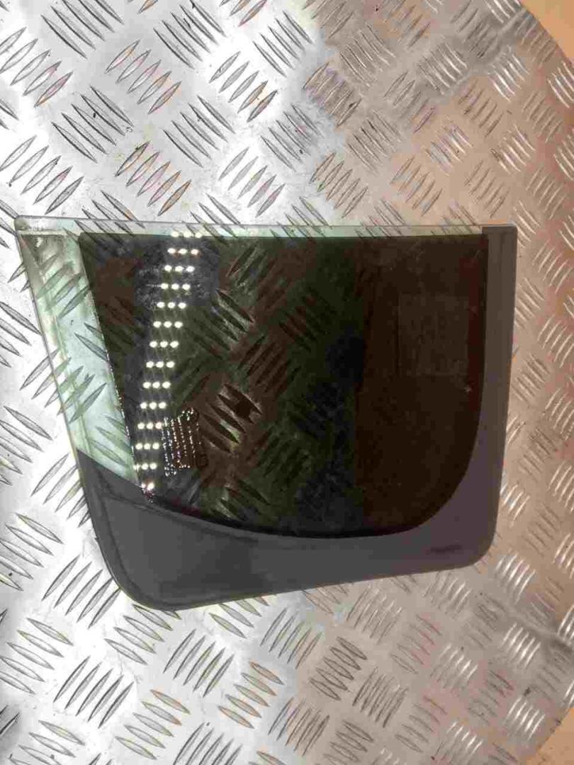 Стекло двери задней правой (форточка)