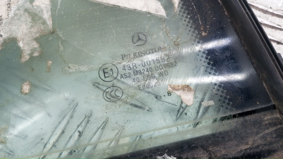 Стекло двери задней правой (форточка)