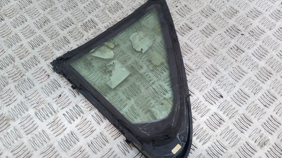 Стекло двери задней правой (форточка)