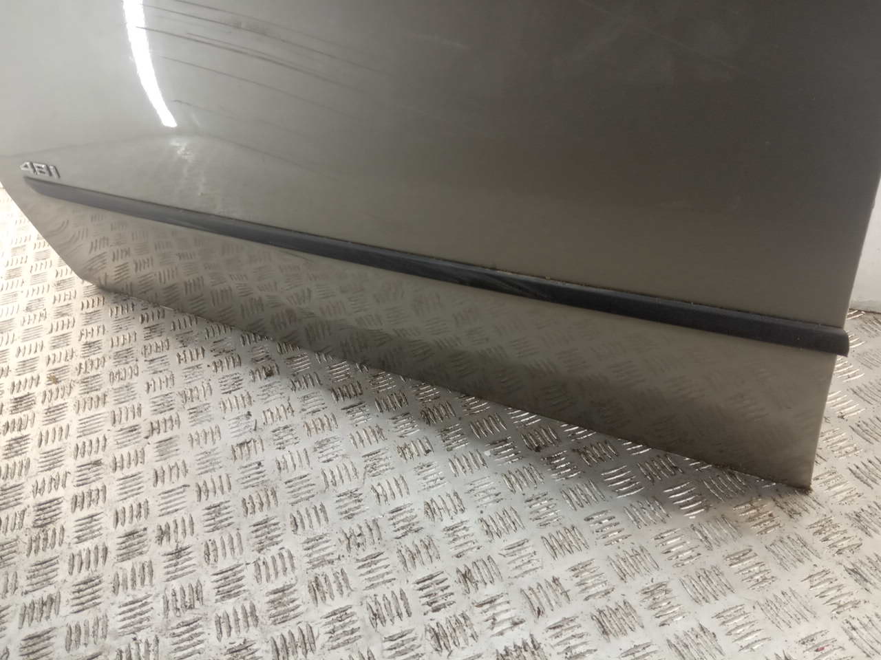 Молдинг передней левой двери