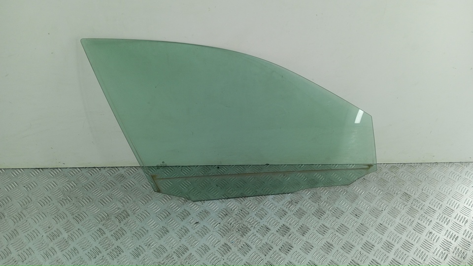 Стекло двери передней правой