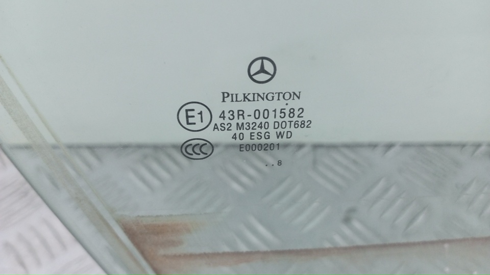 Стекло двери передней правой