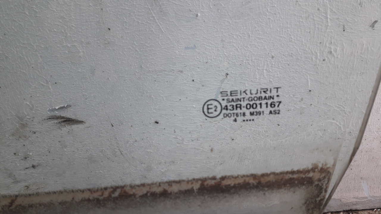 Стекло двери передней левой
