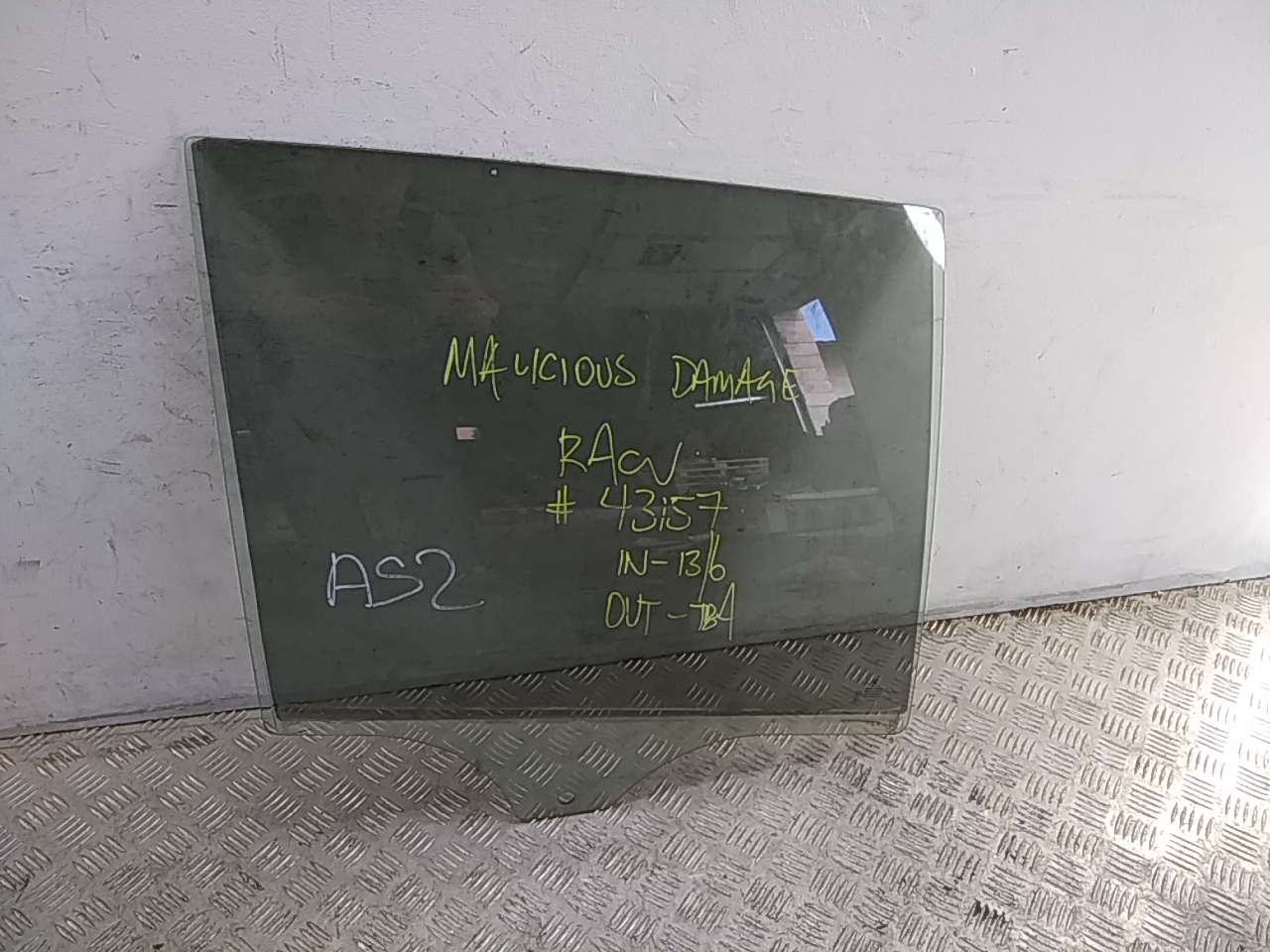 Стекло двери задней правой