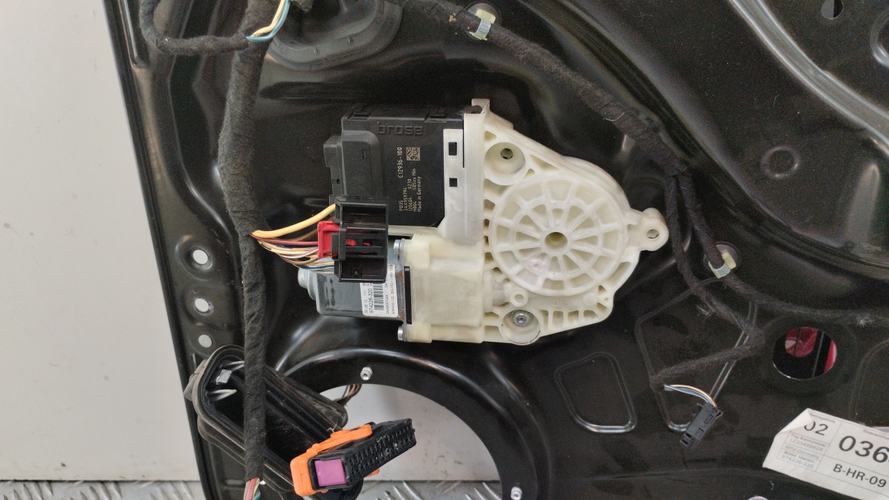 Стеклоподъемник электр. задний правый