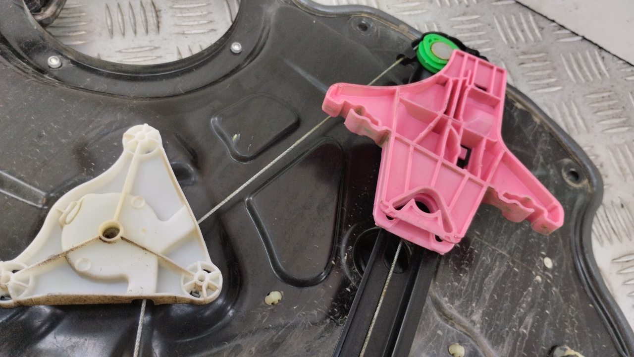 Стеклоподъемник электр. задний правый