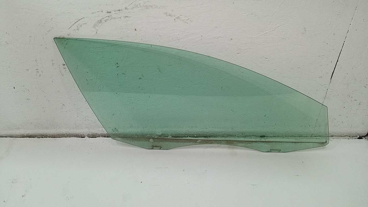 Стекло двери передней правой