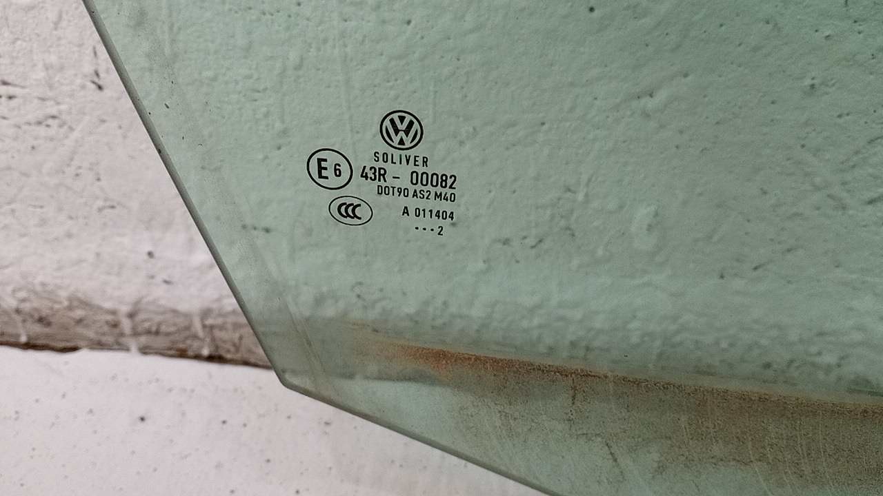 Стекло двери передней правой