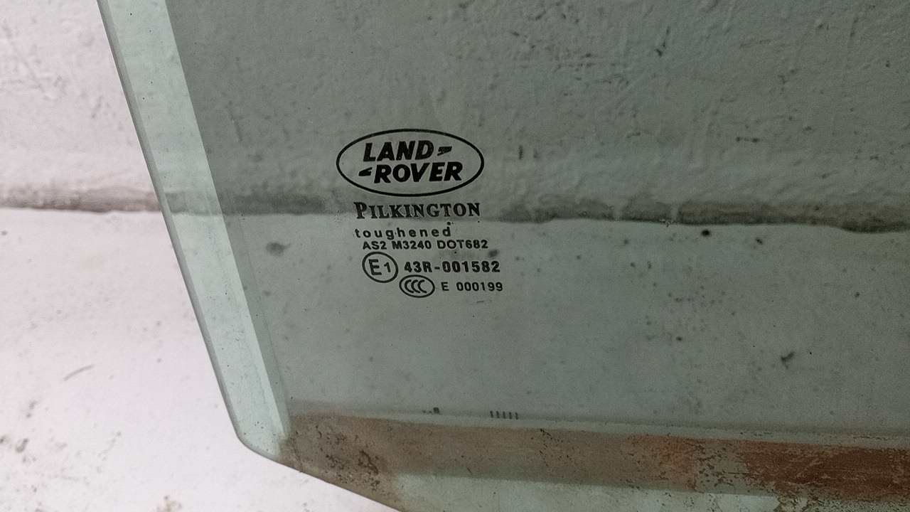 Стекло двери задней левой