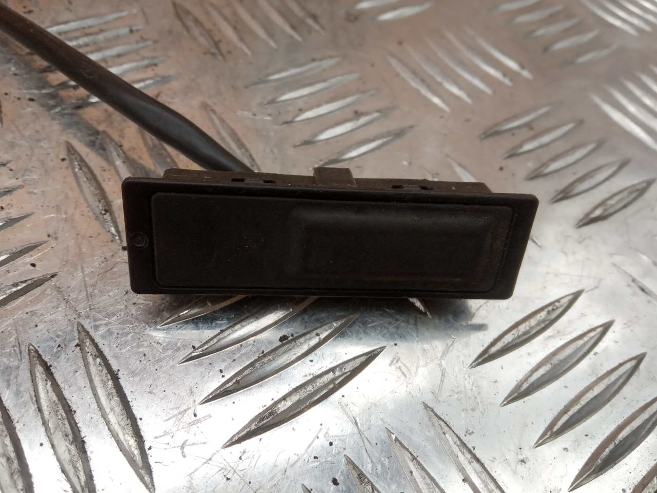 Кнопка открывания багажника