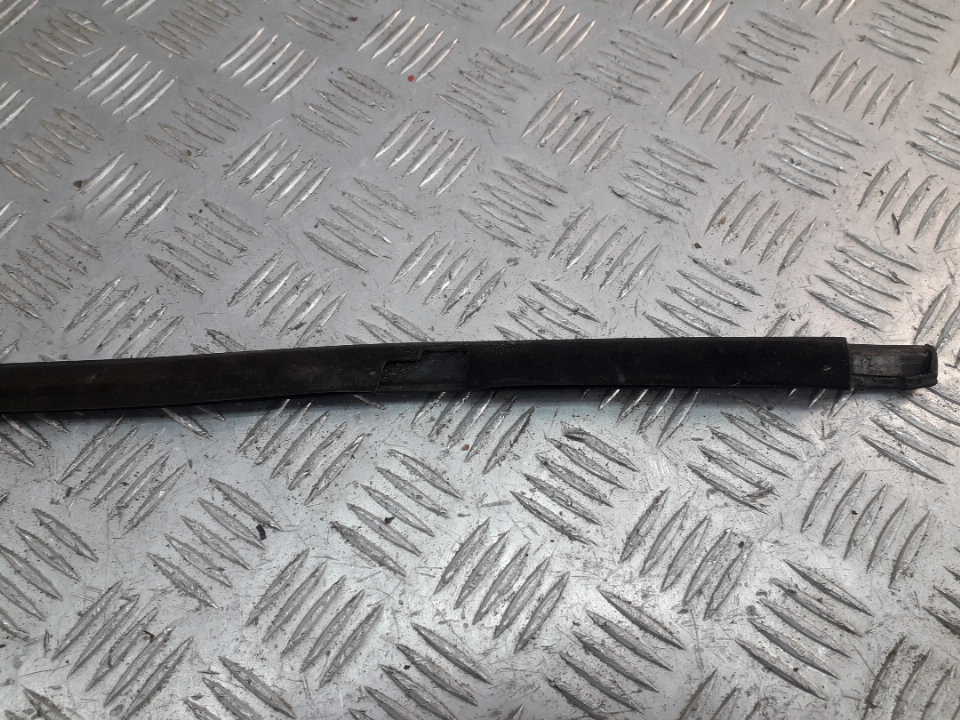 Накладка стекла переднего правого