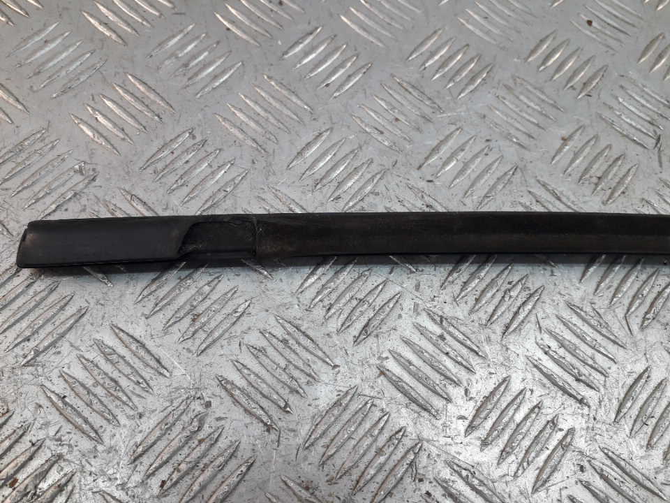 Накладка стекла переднего правого