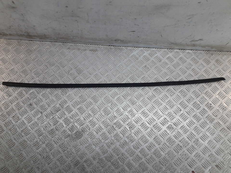 Накладка стекла переднего правого