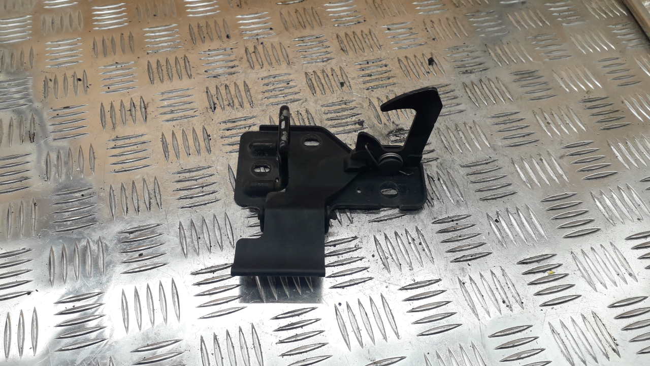 Крючок капота