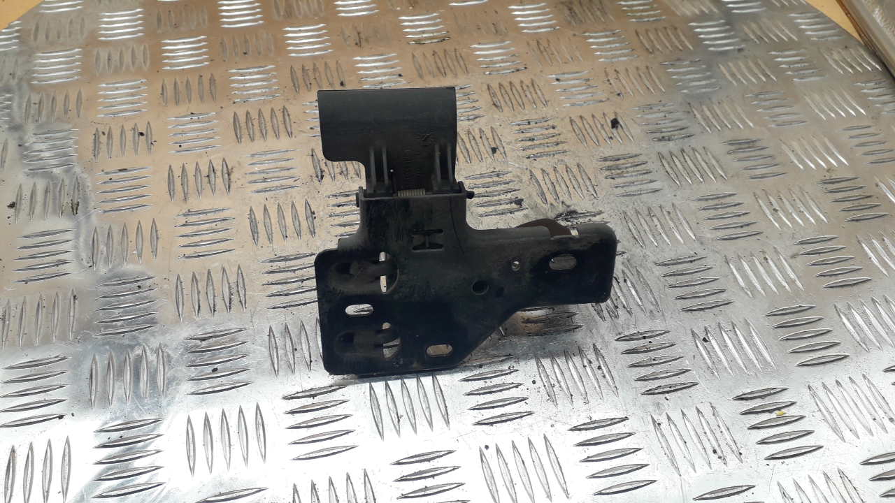 Крючок капота