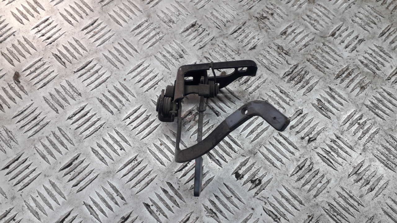 Крючок капота