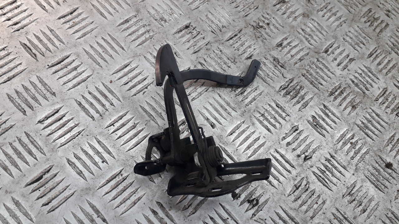 Крючок капота