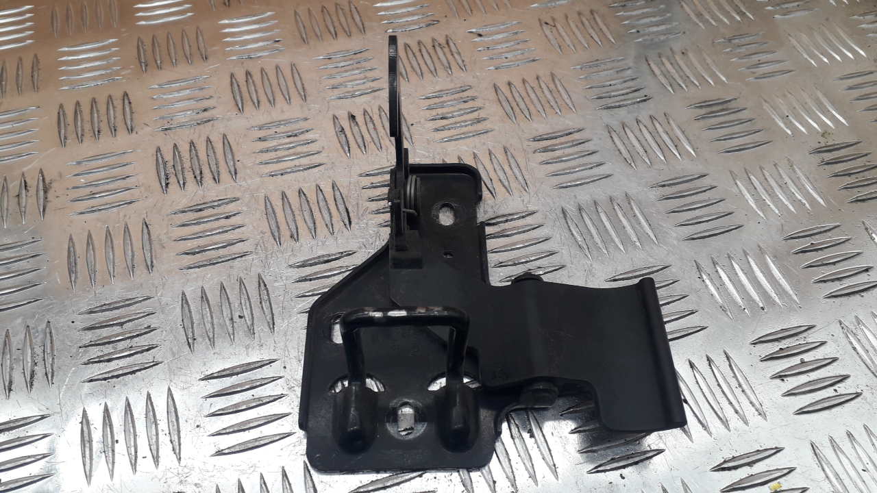 Крючок капота