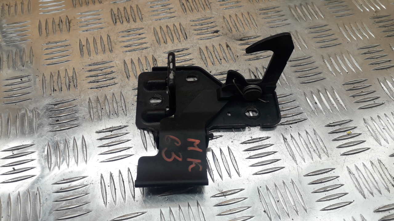 Крючок капота