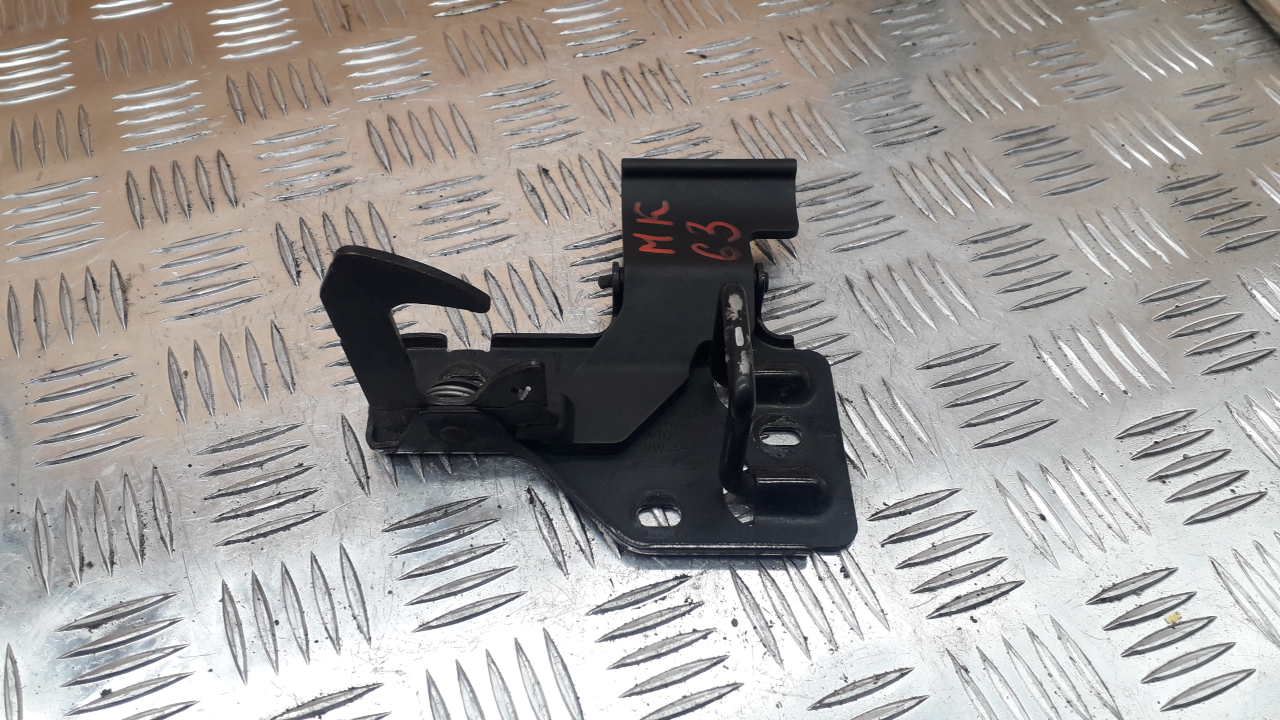 Крючок капота