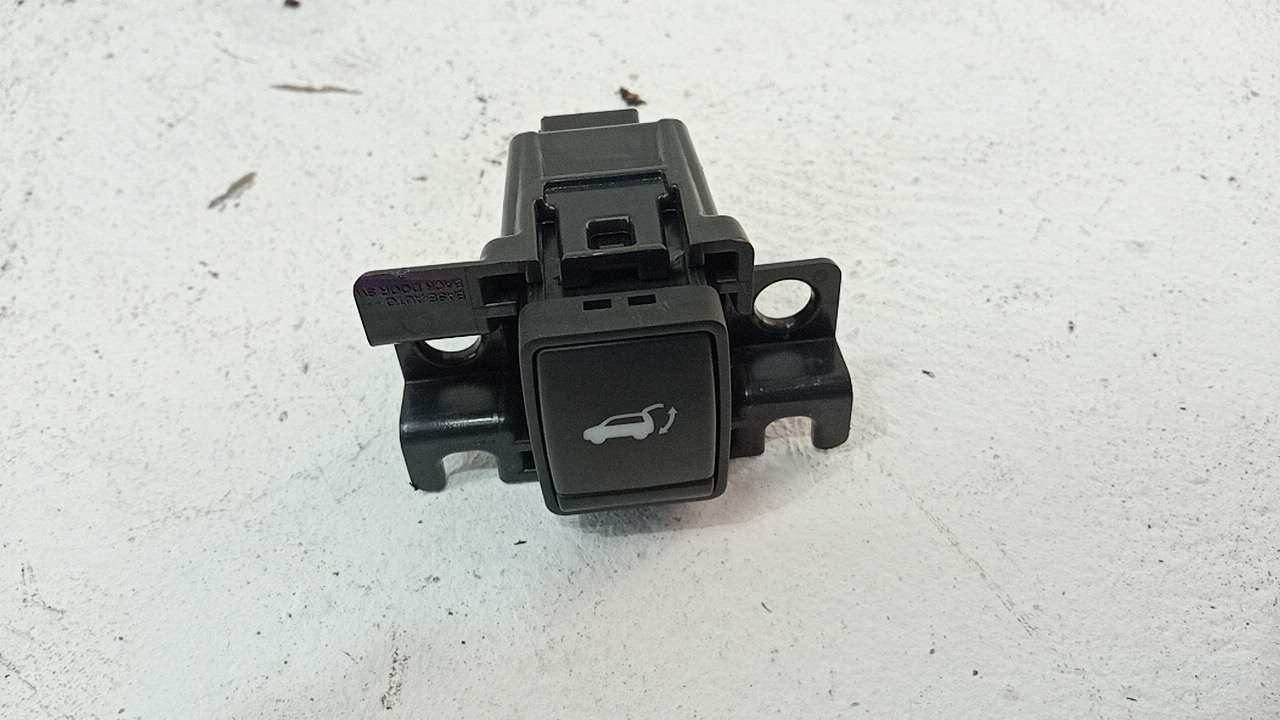 Кнопка открывания багажника