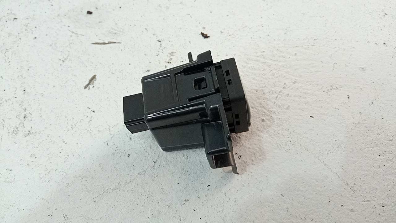 Кнопка открывания багажника