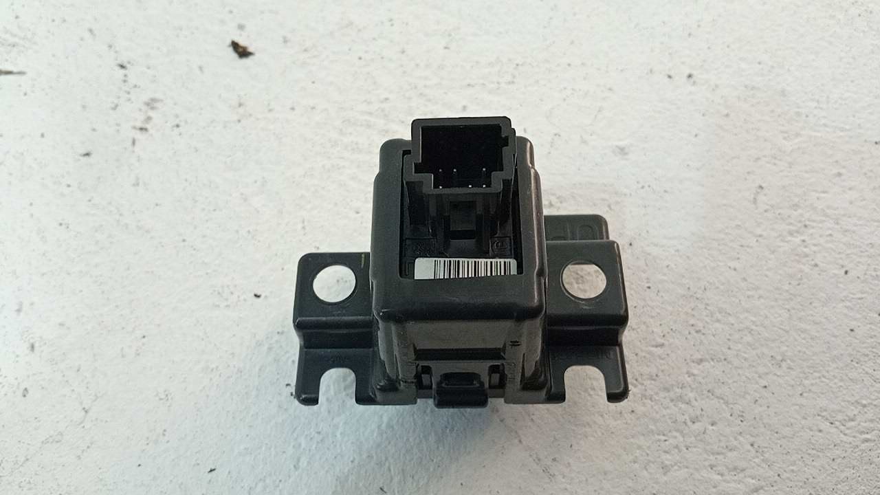 Кнопка открывания багажника