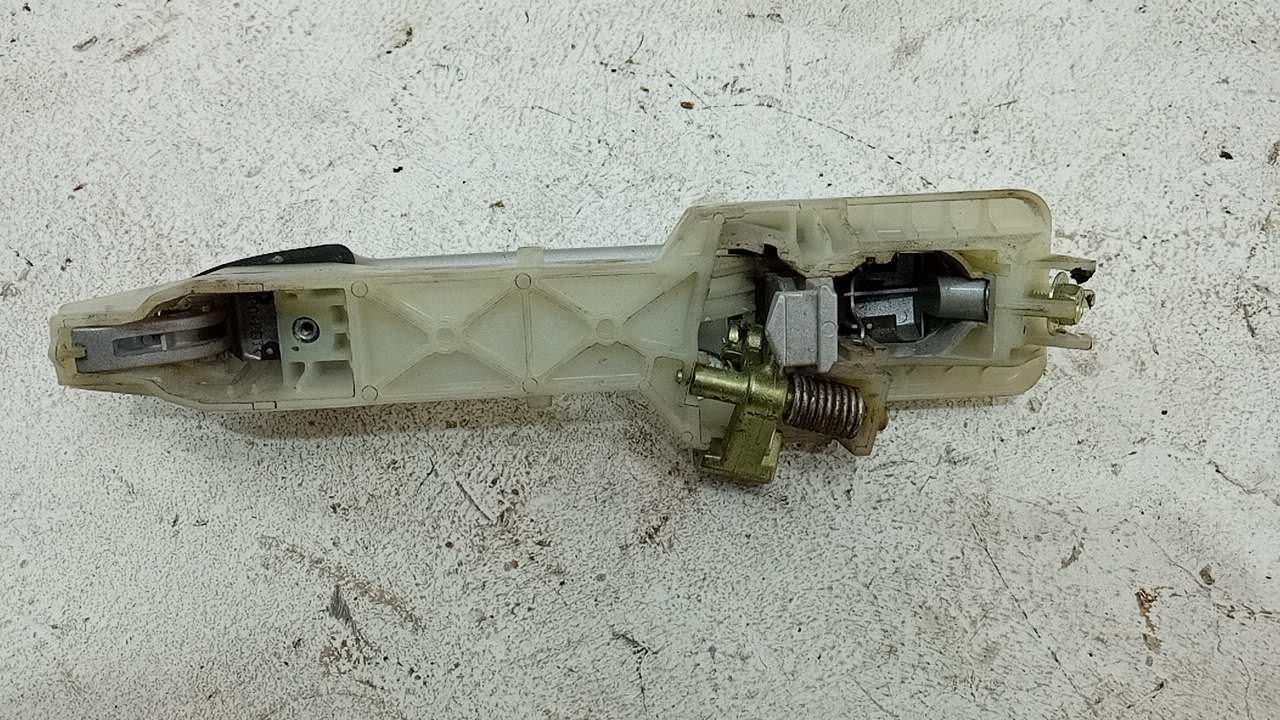 Ручка двери передней наружная левая