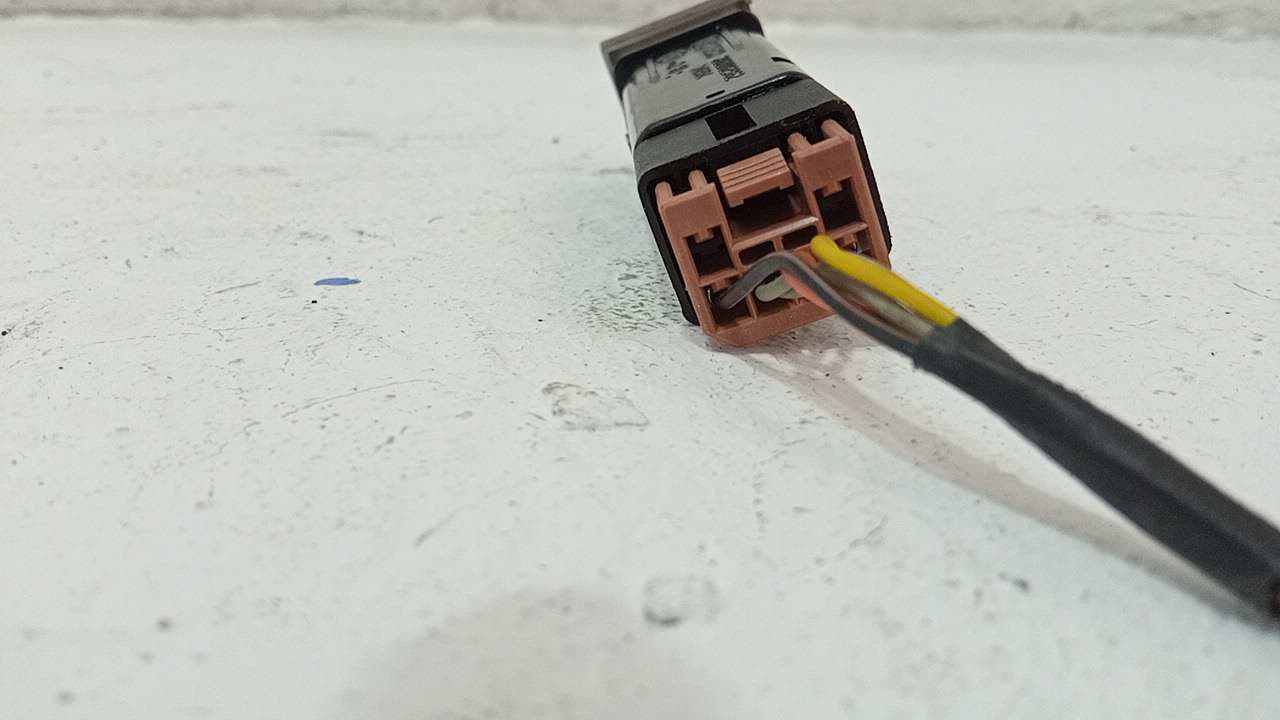 Кнопка антипробуксовочной системы