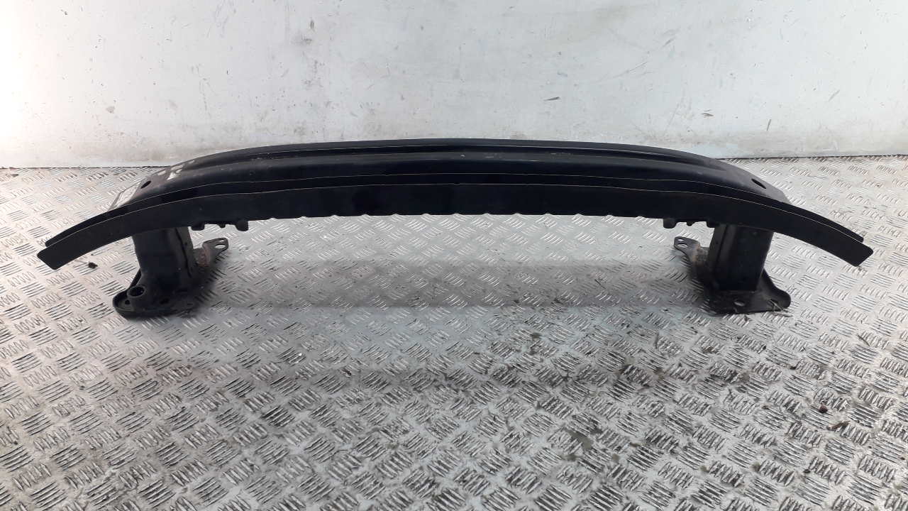 Усилитель переднего бампера