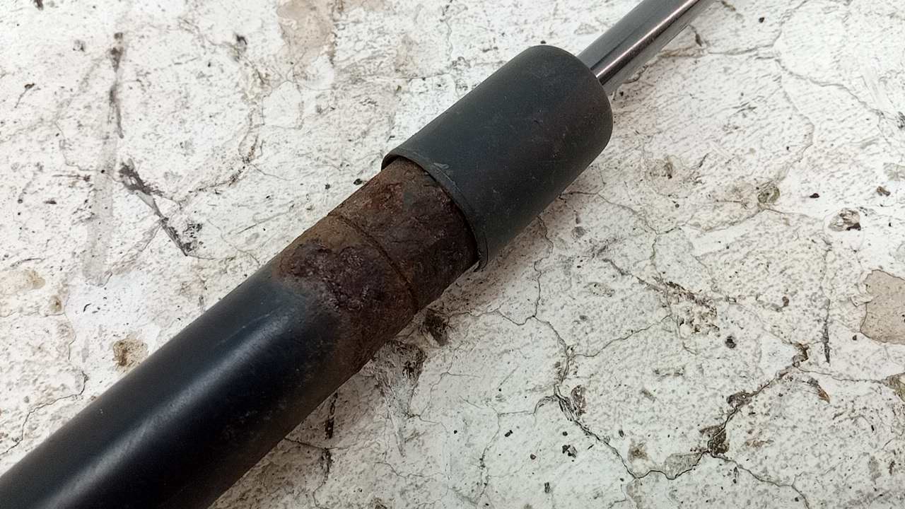 Амортизатор двери багажника